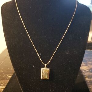 This is  24mm x 30mm rectangular labradorite cabochon beze